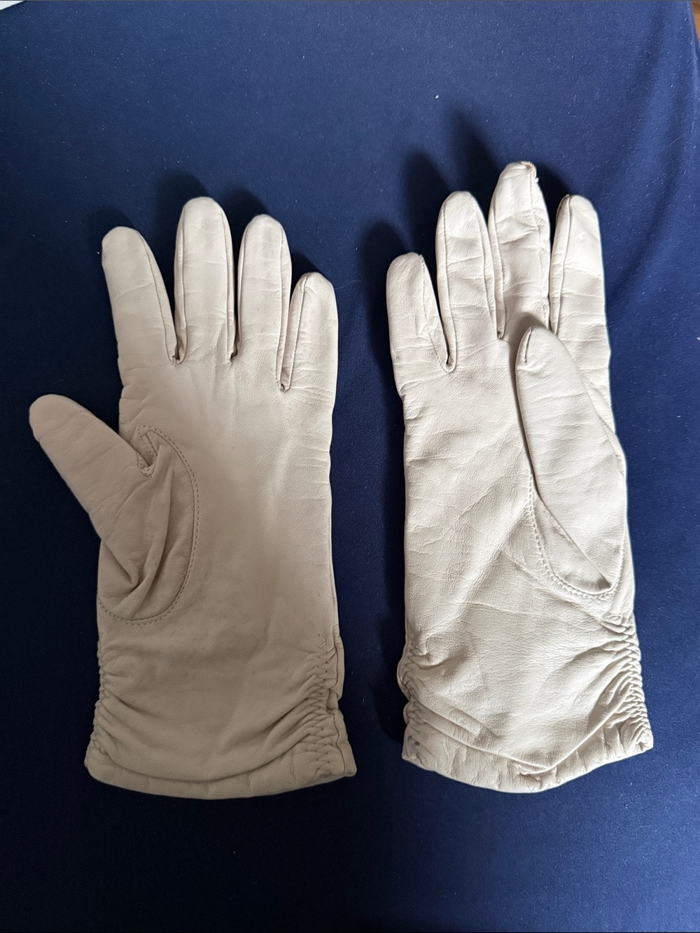 Classic Soft Leather Gloves in Light Beige